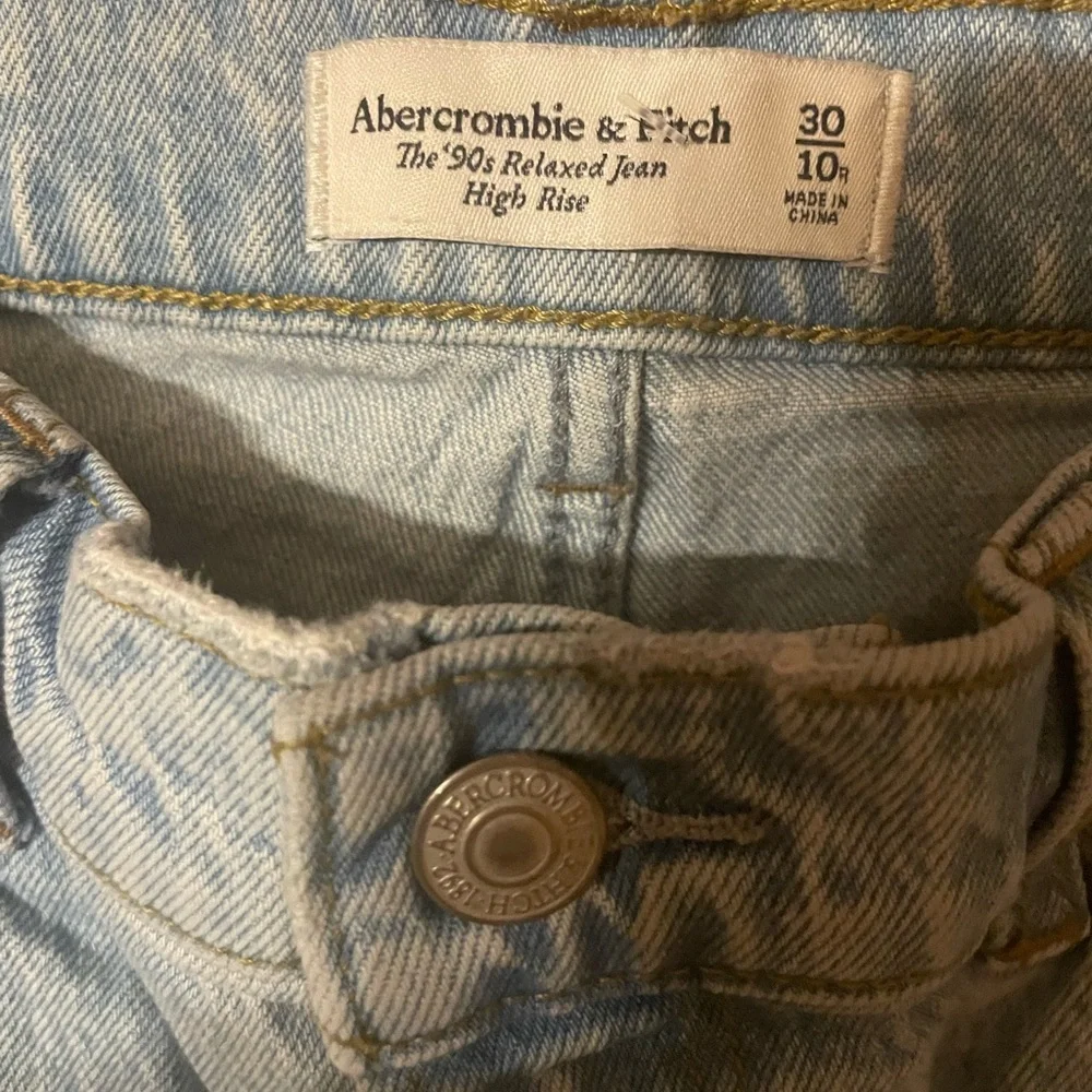 Abercrombie 90s Relaxed High Rise Jeans Light Wash Blue Denim Size 10 / 30 - Picture 6 of 7